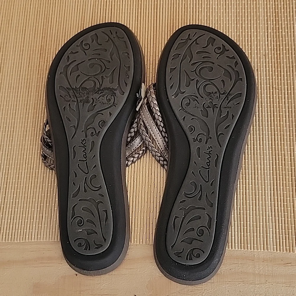 Clarks sz8 Pewter flower sandals